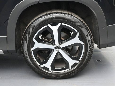 Used 2025 Volkswagen Tiguan SE AWD/4WD image 14