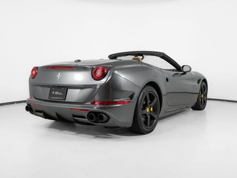 Used 2016 Ferrari California T RWD image 8