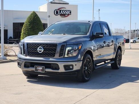 Used 2018 Nissan Titan SV w/ SV Convenience Package image 12