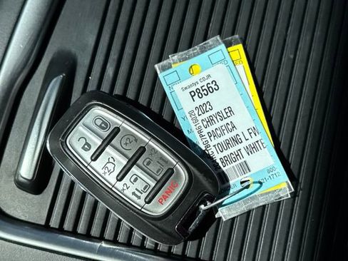 Used 2023 Chrysler Pacifica Touring-L FWD image 29