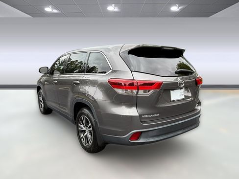Used 2019 Toyota Highlander LE AWD/4WD image 3