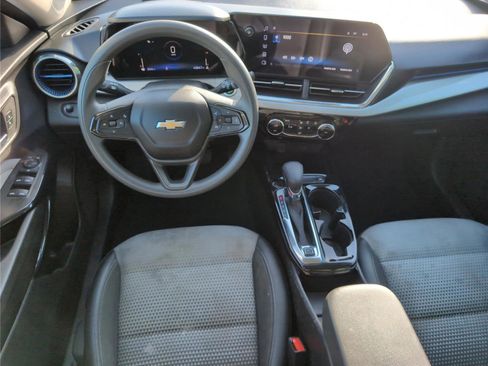 Used 2025 Chevrolet Trax LT image 27