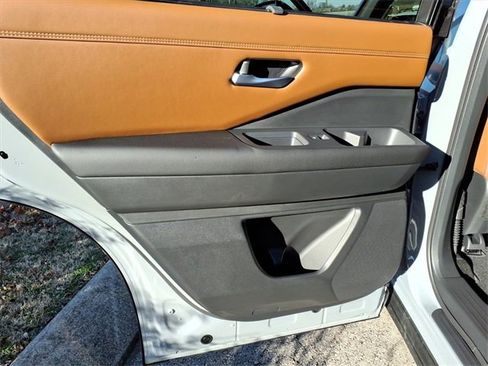 New 2025 Nissan Pathfinder Platinum image 9