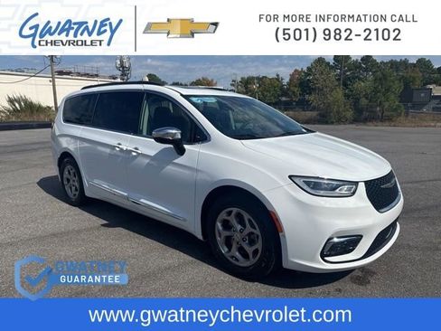 Used 2023 Chrysler Pacifica Limited image 3