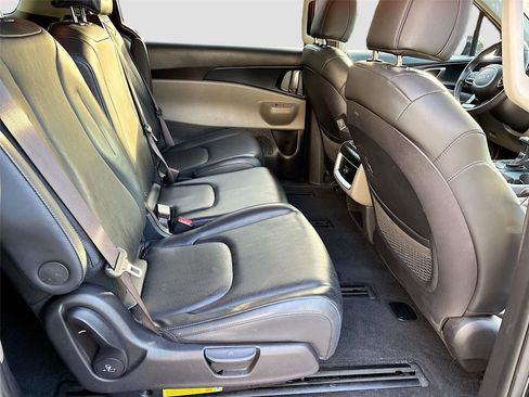Used 2025 Kia Carnival FWD image 29