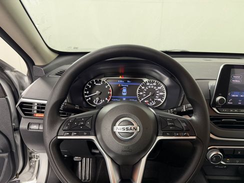 Used 2022 Nissan Altima 2.5 SV FWD image 13