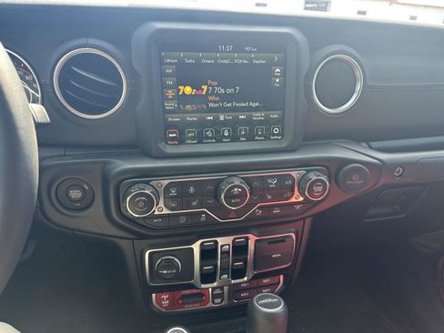 Used 2023 Jeep Gladiator Rubicon image 12