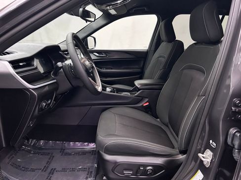 Used 2024 Jeep Grand Cherokee Laredo image 15