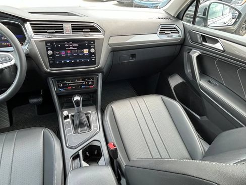 Used 2023 Volkswagen Tiguan SE w/ Panoramic Sunroof Package FWD image 12