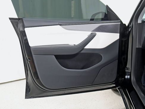 Used 2026 Tesla Model Y AWD image 33
