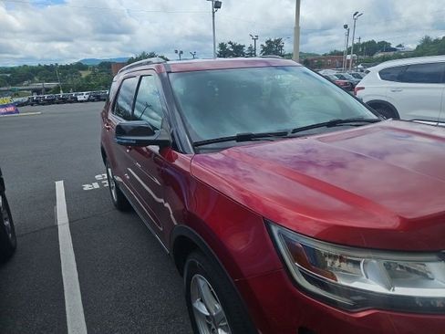 Used 2017 Ford Explorer XLT AWD/4WD image 2