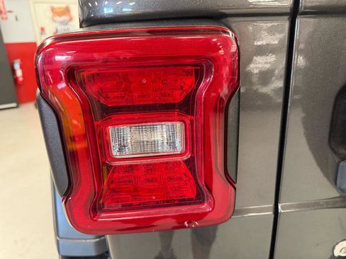 Used 2018 Jeep Wrangler Rubicon AWD/4WD image 11