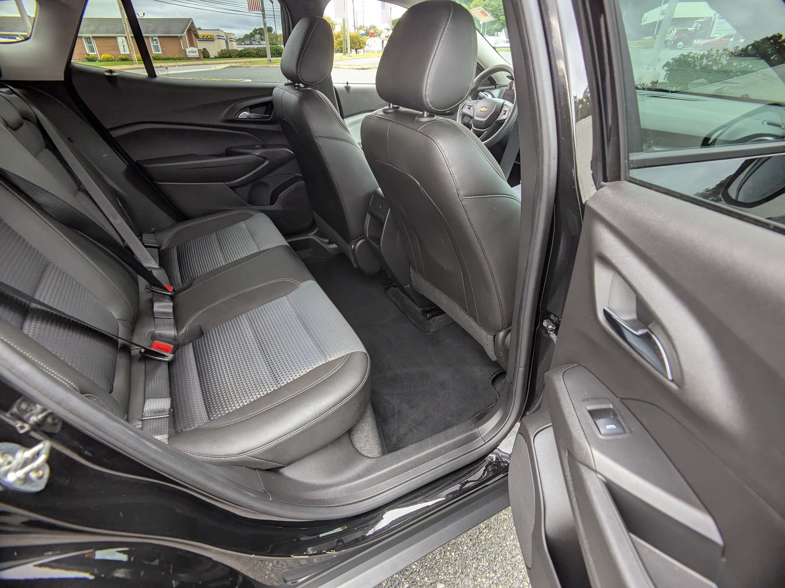 Used 2025 Chevrolet Trax LT FWD image 13