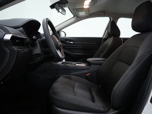 Used 2025 Nissan Altima 2.5 SV FWD image 12