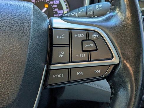 Used 2022 Toyota Highlander XLE image 25