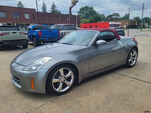 Used 2006 Nissan 350Z Touring RWD image 3