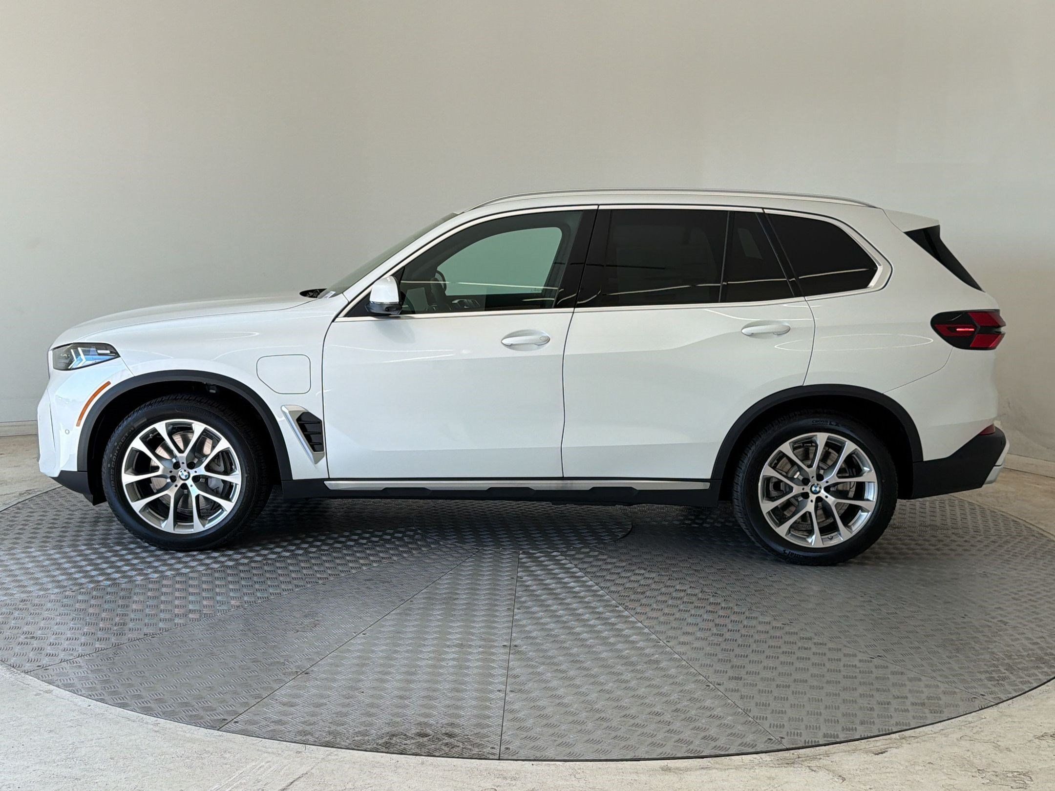 New 2026 BMW X5 xDrive50e AWD/4WD image 2