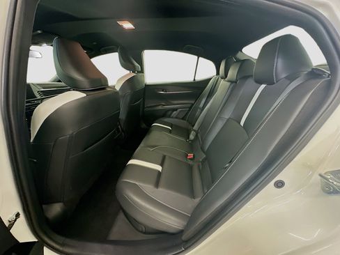 Used 2025 Toyota Camry SE image 28