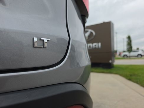 Used 2025 Chevrolet Trax LT FWD image 19