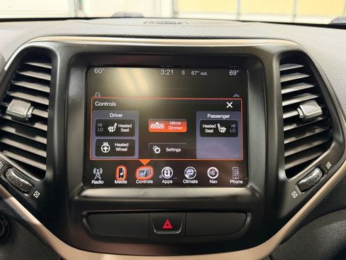 Used 2016 Jeep Cherokee Limited AWD/4WD image 3