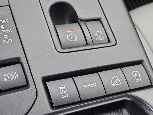 Used 2020 Toyota Highlander XLE image 25