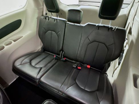 Used 2024 Chrysler Pacifica Touring-L image 28