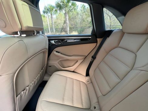 Certified 2025 Porsche Macan image 27