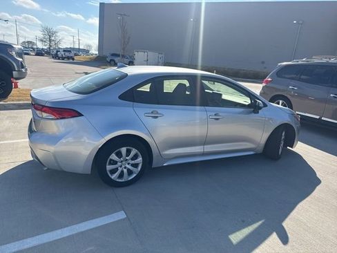 Used 2021 Toyota Corolla LE image 3