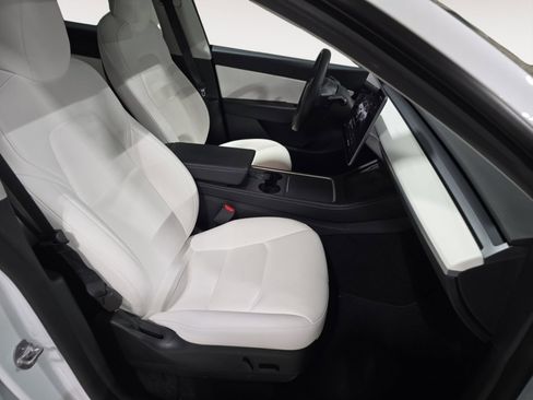 Used 2022 Tesla Model Y Long Range image 15