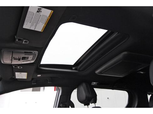 Used 2025 Toyota Sienna Limited AWD/4WD image 31
