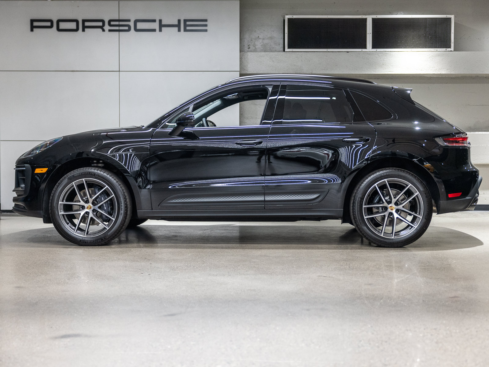 Used 2026 Porsche Macan AWD/4WD image 2