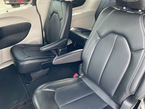 Used 2024 Chrysler Pacifica Touring-L image 21