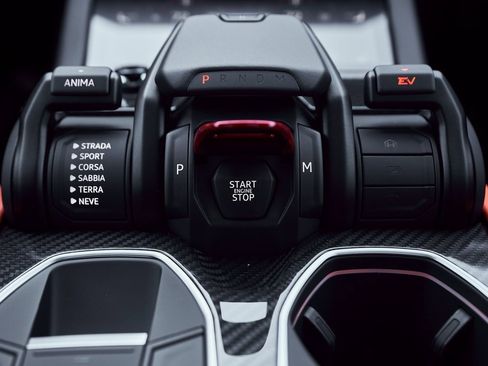 Used 2025 Lamborghini Urus SE image 67