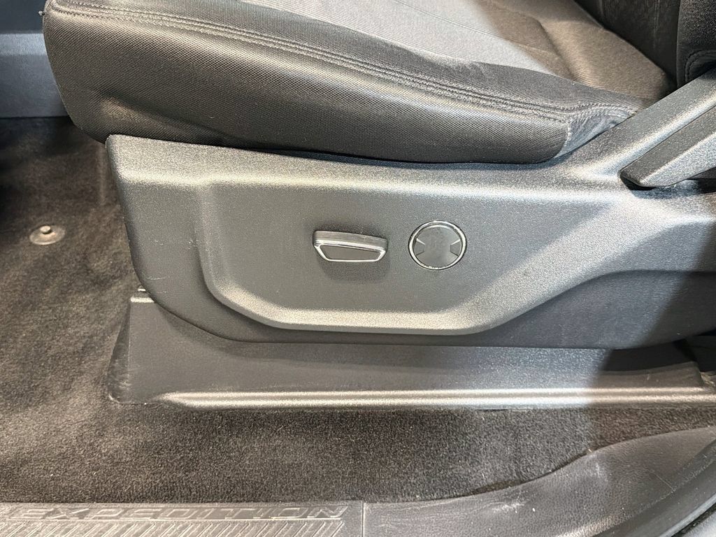 Used 2018 Ford Expedition XLT AWD/4WD image 19