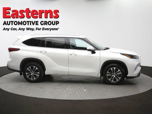 Used 2021 Toyota Highlander XLE AWD/4WD image 47