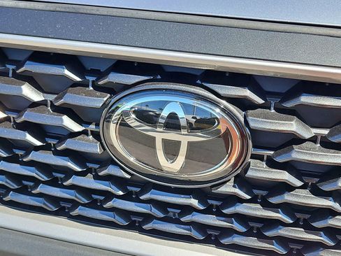 Used 2022 Toyota Corolla Cross XLE w/ Convenience Package FWD image 15