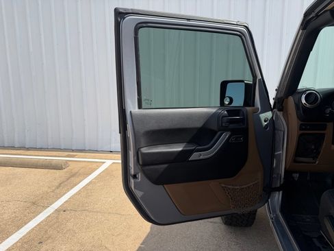 Used 2016 Jeep Wrangler Unlimited Rubicon w/ Connectivity Group AWD/4WD image 21