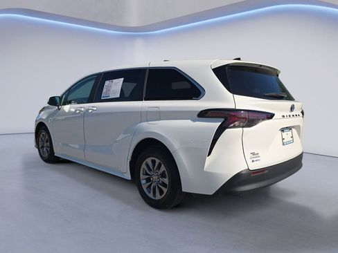 Used 2025 Toyota Sienna LE FWD image 3