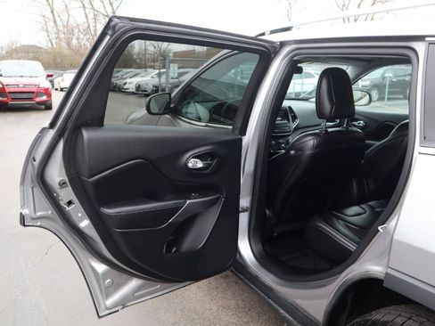 Used 2019 Jeep Cherokee Latitude Plus w/ Cold Weather Group AWD/4WD image 16