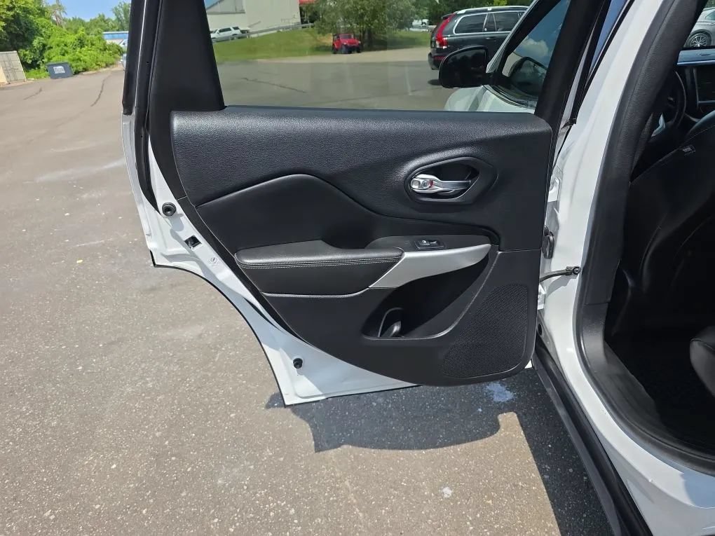 Used 2018 Jeep Cherokee Latitude Plus w/ Cold Weather Group AWD/4WD image 42