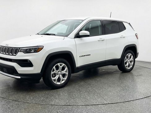 Used 2025 Jeep Compass Latitude AWD/4WD image 3