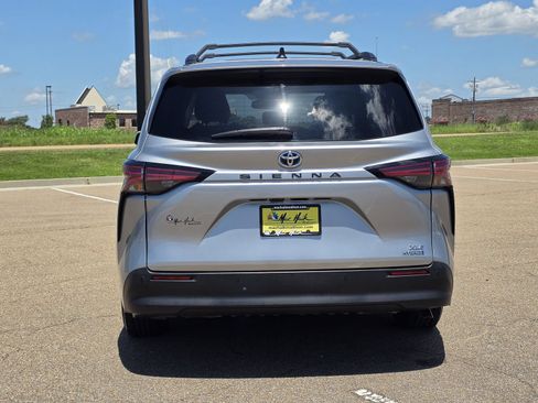 Used 2021 Toyota Sienna XLE FWD image 6