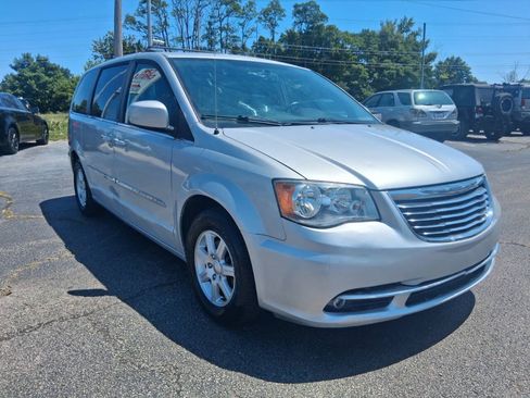 Used 2012 Chrysler Town & Country Touring w/ Entertainment Group #1 FWD image 2