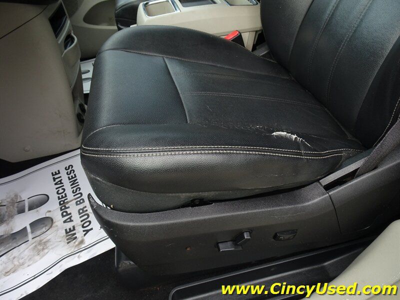 Used 2016 Chrysler Town & Country Touring FWD image 32