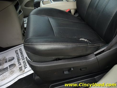Used 2016 Chrysler Town & Country Touring FWD image 32