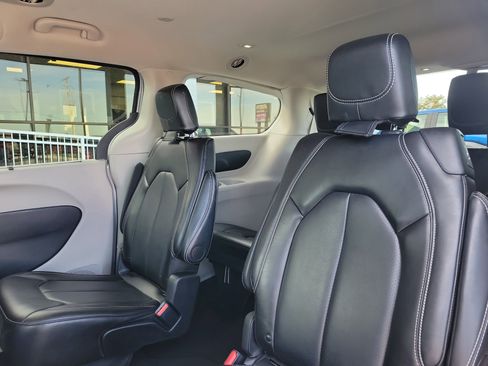 Used 2024 Chrysler Pacifica Touring-L image 12