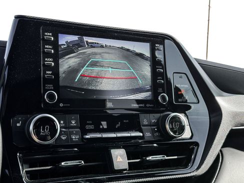 Used 2021 Toyota Highlander XSE FWD image 19