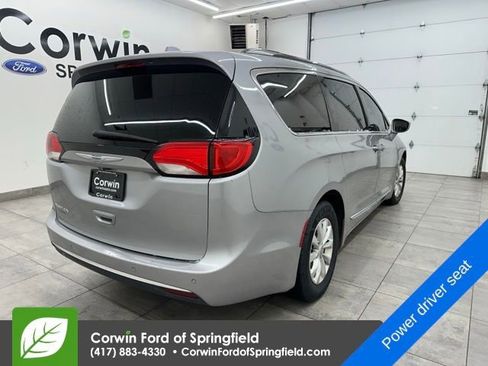 Used 2018 Chrysler Pacifica Touring-L image 4