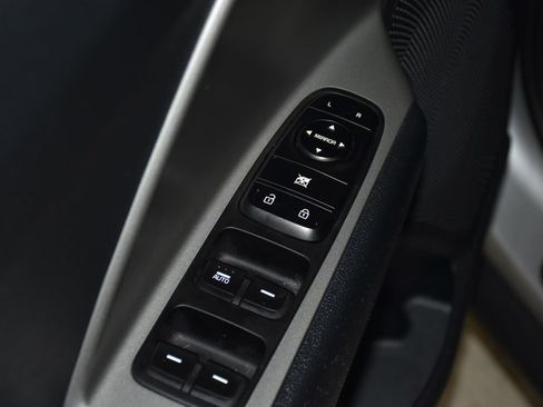 Used 2018 Kia Niro LX FWD image 27