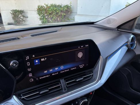 Used 2025 Chevrolet Trax LT FWD image 16